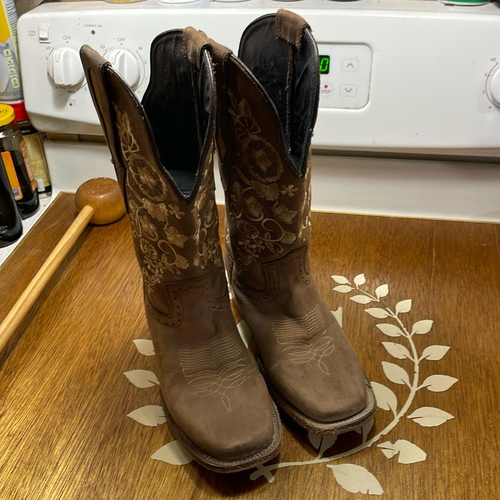 Women's JOE EXCLUSIVE brown boot with white flowers. Size 6.5